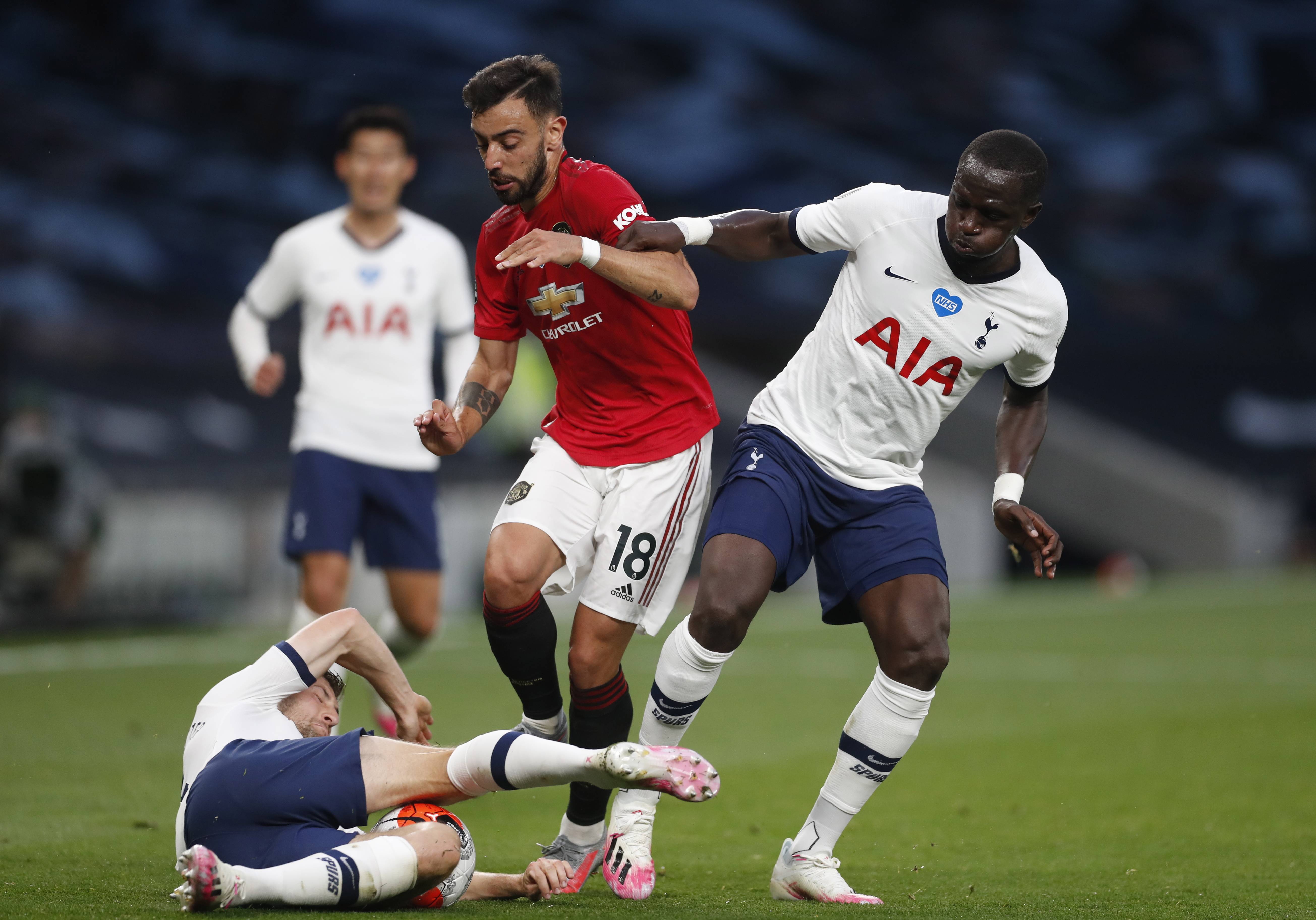 中扮演着极 中扮演着极